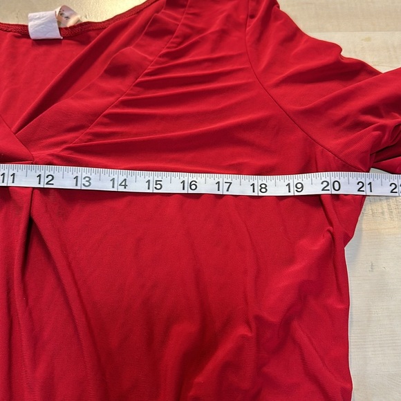 Per Seption flowy v neck tunic sleeves button to fabric. Polyester spandex blend - Picture 7 of 10